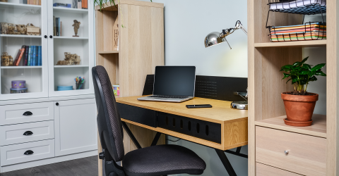 Op kamers gaan; bureau met laptop en kast